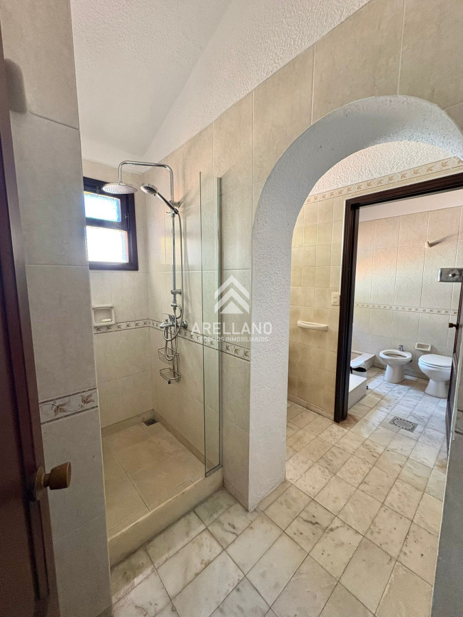 Casa ID.5591 - Venta casa 3 dormitorios y dependencia en zona colegios