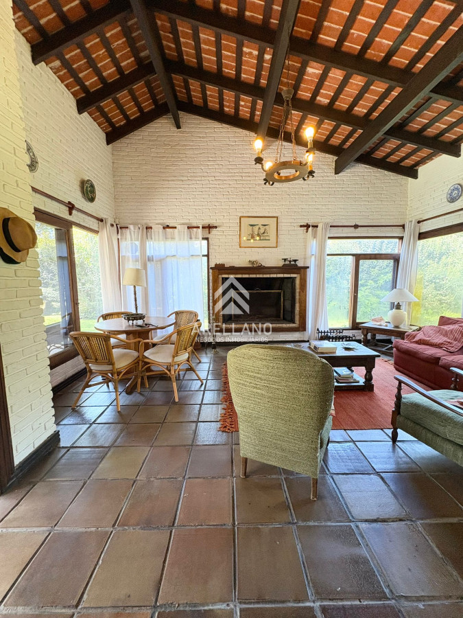 Casa ID.5591 - Venta casa 3 dormitorios y dependencia en zona colegios