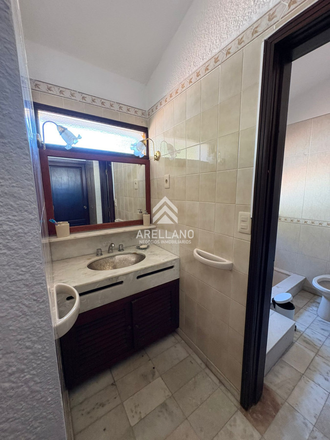 Casa ID.5591 - Venta casa 3 dormitorios y dependencia en zona colegios