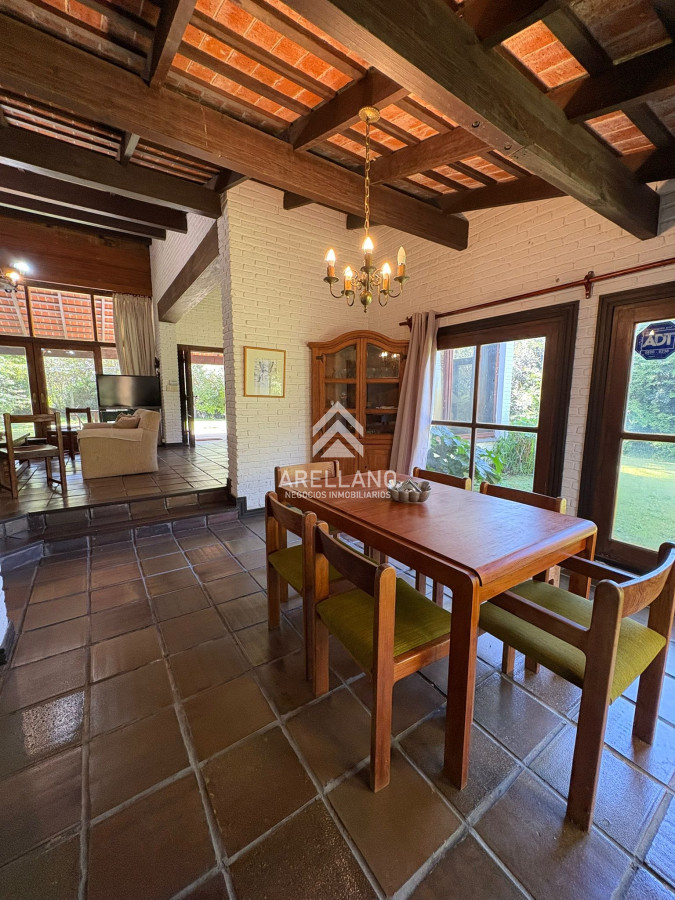 Casa ID.5591 - Venta casa 3 dormitorios y dependencia en zona colegios