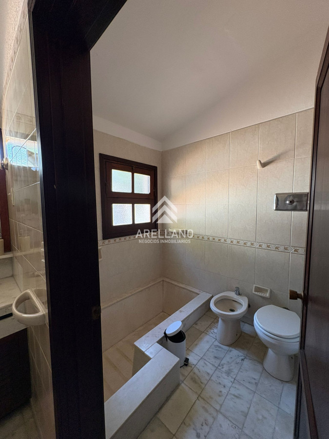 Casa ID.5591 - Venta casa 3 dormitorios y dependencia en zona colegios