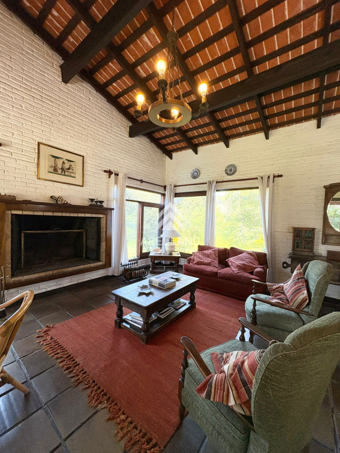 Casa ID.5591 - Venta casa 3 dormitorios y dependencia en zona colegios