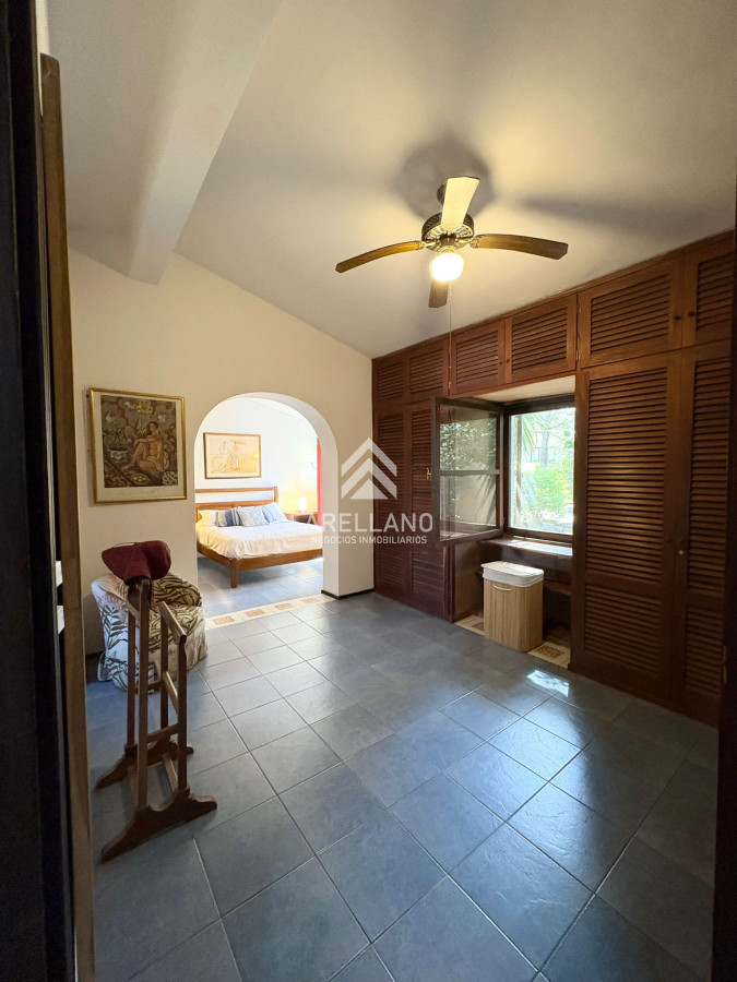 Casa ID.5591 - Venta casa 3 dormitorios y dependencia en zona colegios