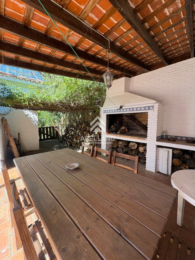 Casa ID.5591 - Venta casa 3 dormitorios y dependencia en zona colegios