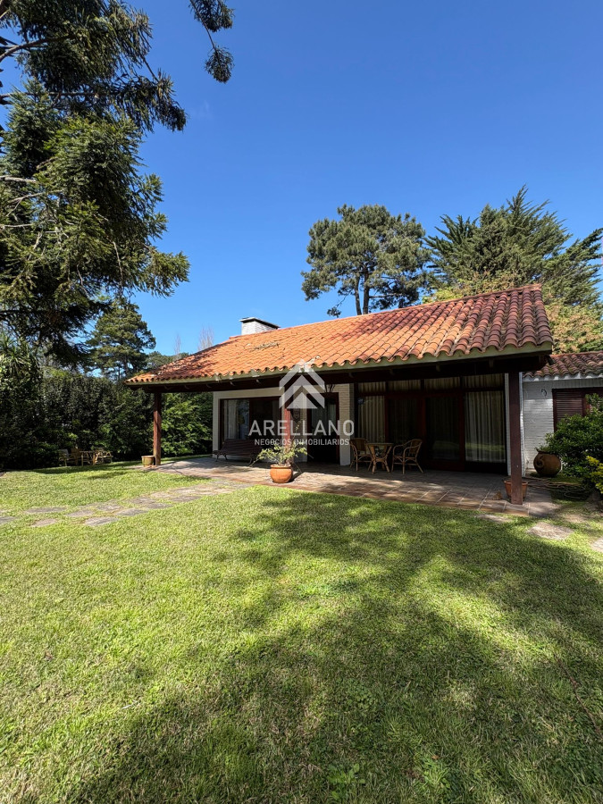 Casa ID.5591 - Venta casa 3 dormitorios y dependencia en zona colegios