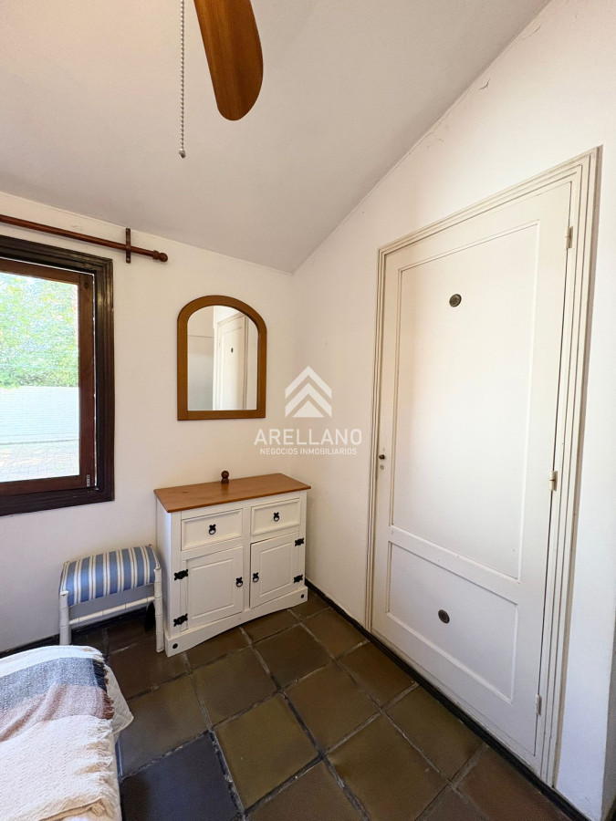 Casa ID.5591 - Venta casa 3 dormitorios y dependencia en zona colegios