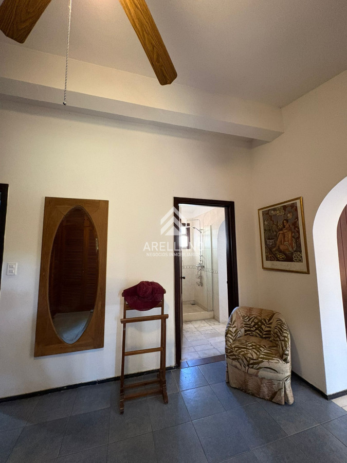 Casa ID.5591 - Venta casa 3 dormitorios y dependencia en zona colegios