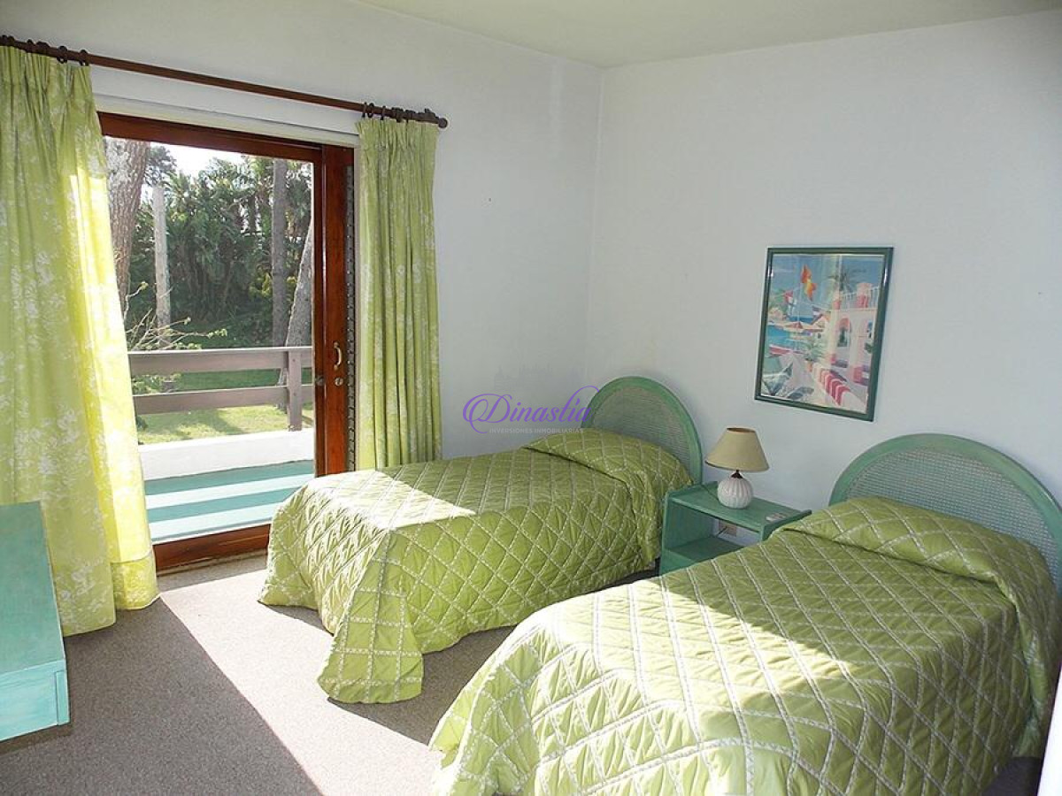 Casa ID.341 - Alquiler temporal Casa 5 dormitorios en Playa Mansa, Punta del Este