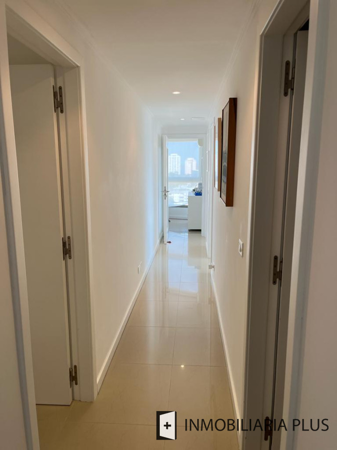 Apartamento ID.999 - Venta de Apartamento de 3 Dormitorios 4 Baños 1 Suites con capacidad para 6 personas en 130 m2 en Punta del Este