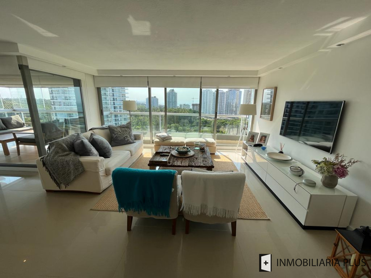 Apartamento ID.999 - Venta de Apartamento de 3 Dormitorios 4 Baños 1 Suites con capacidad para 6 personas en 130 m2 en Punta del Este