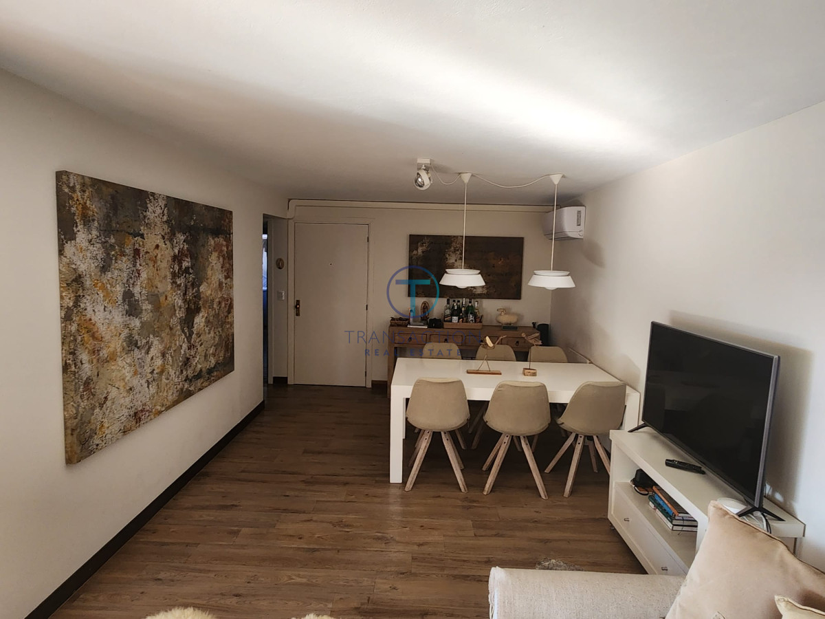 Apartamento ID.887/-2-Dormitorios-y-Parrillero-Frente-a-Playa-Brava,-Punta-del-Este - Apartamento frente al mar, Peninsula Punta este