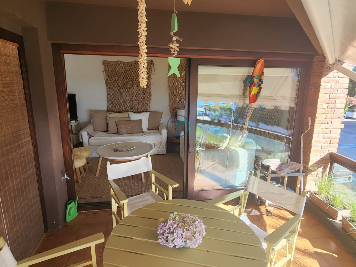 Apartamento ID.887/-2-Dormitorios-y-Parrillero-Frente-a-Playa-Brava,-Punta-del-Este - Apartamento frente al mar, Peninsula Punta este