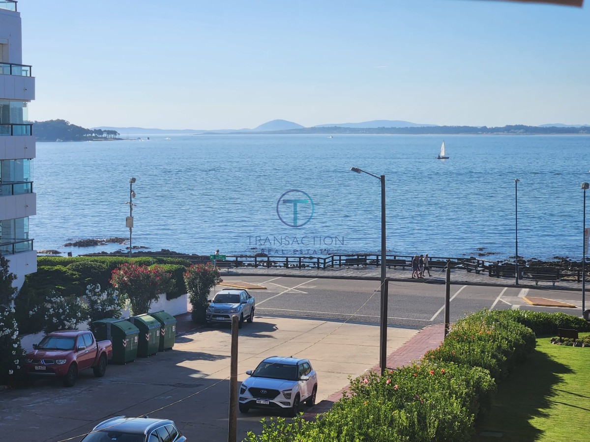 Apartamento ID.887/-2-Dormitorios-y-Parrillero-Frente-a-Playa-Brava,-Punta-del-Este - Apartamento frente al mar, Peninsula Punta este