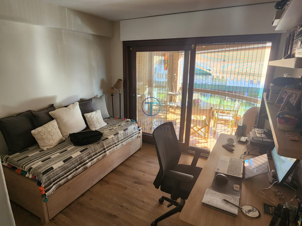 Apartamento ID.887/-2-Dormitorios-y-Parrillero-Frente-a-Playa-Brava,-Punta-del-Este - Apartamento frente al mar, Peninsula Punta este