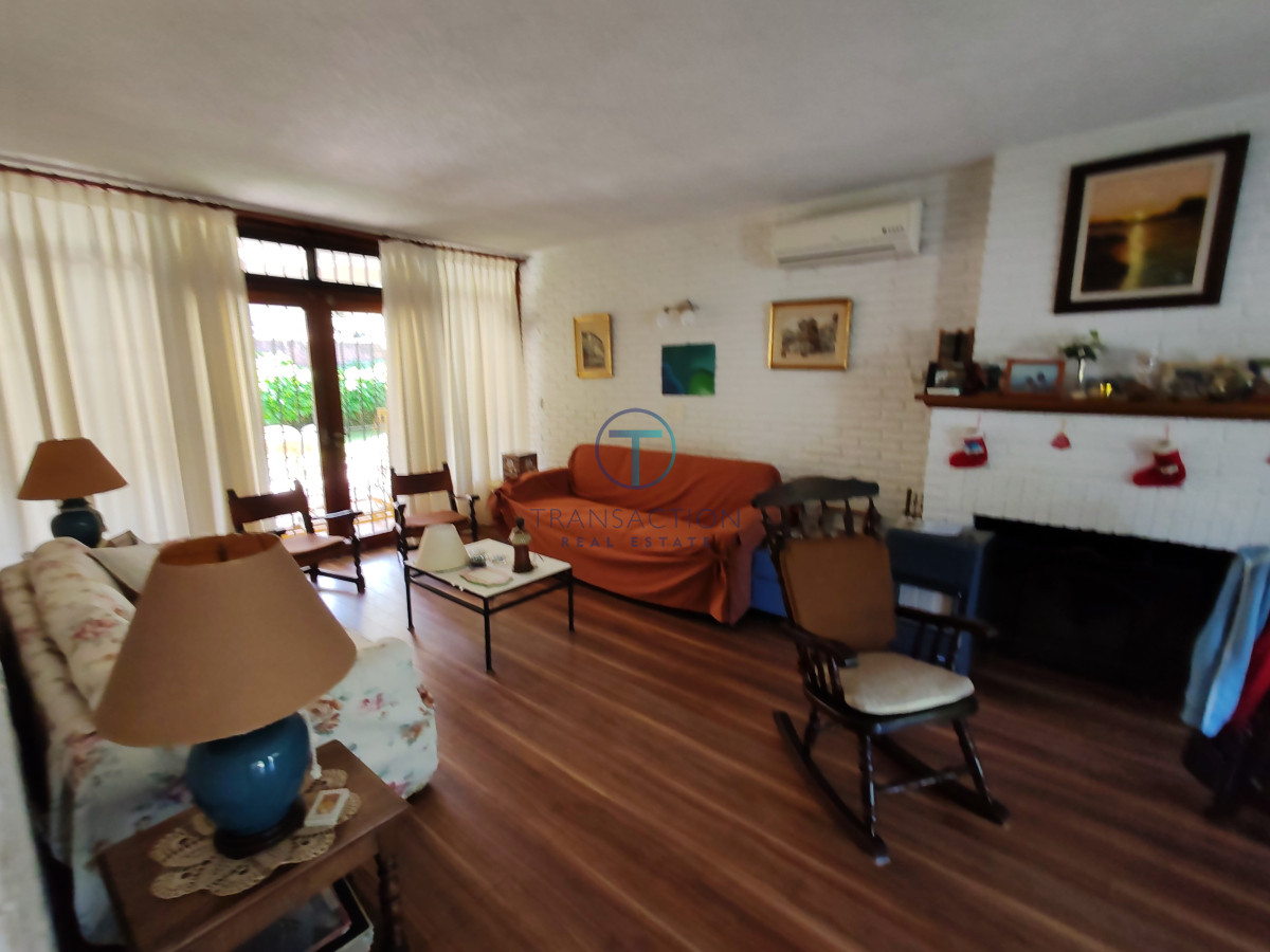 Casa ID.1351/-Casa-de-4-Dormitorios-y-Piscina-a-una-Cuadra-del-Mar- - CASA ALQUILER Playa Mansa