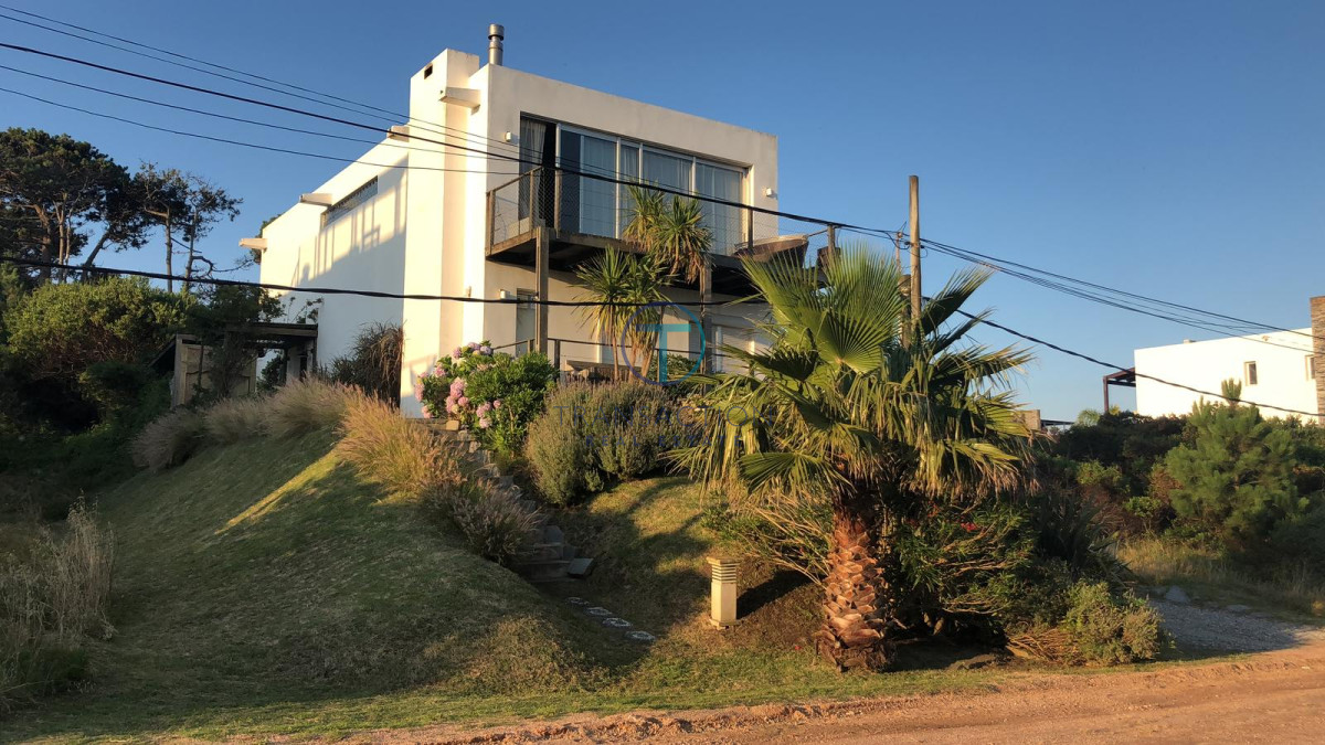 Casa ID.432/-Casa-de-4-Dormitorios-y-Piscina-a-una-Cuadra-del-Mar- - Espectacula Casa en Montoya