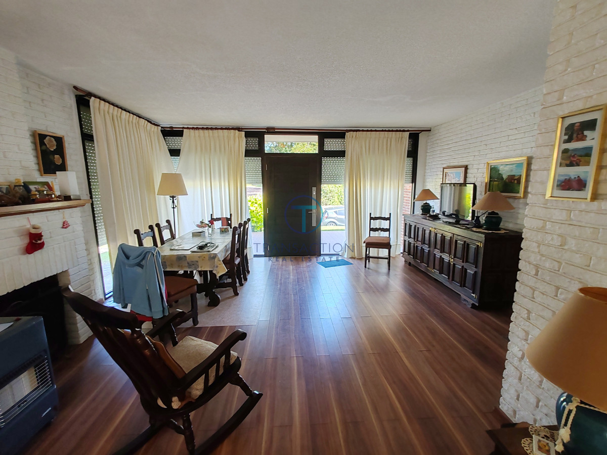 Casa ID.1351/-Casa-de-4-Dormitorios-y-Piscina-a-una-Cuadra-del-Mar- - CASA ALQUILER Playa Mansa
