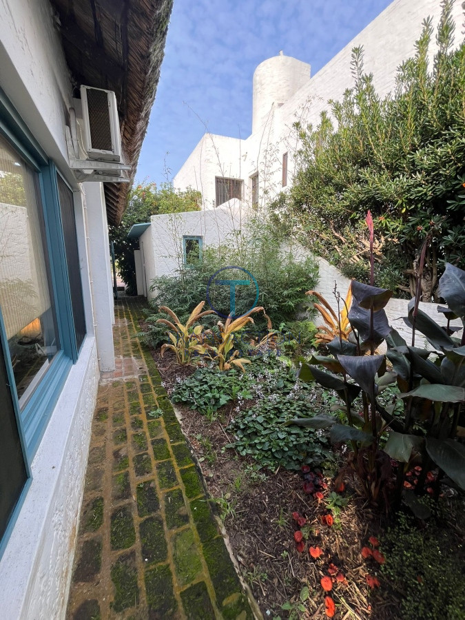 Casa ID.1070/  - Casa en Venta con Piscina - Ubicada en La Barra, Punta del Este