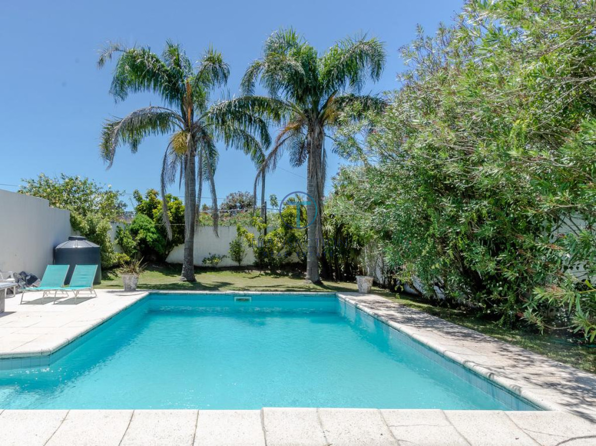 Casa ID.306/VENTA-CASA-con-piscina-y-4-dormitorios-en-Punta-del-este-,Lugano - Venta casa en la Barra, Punta del este