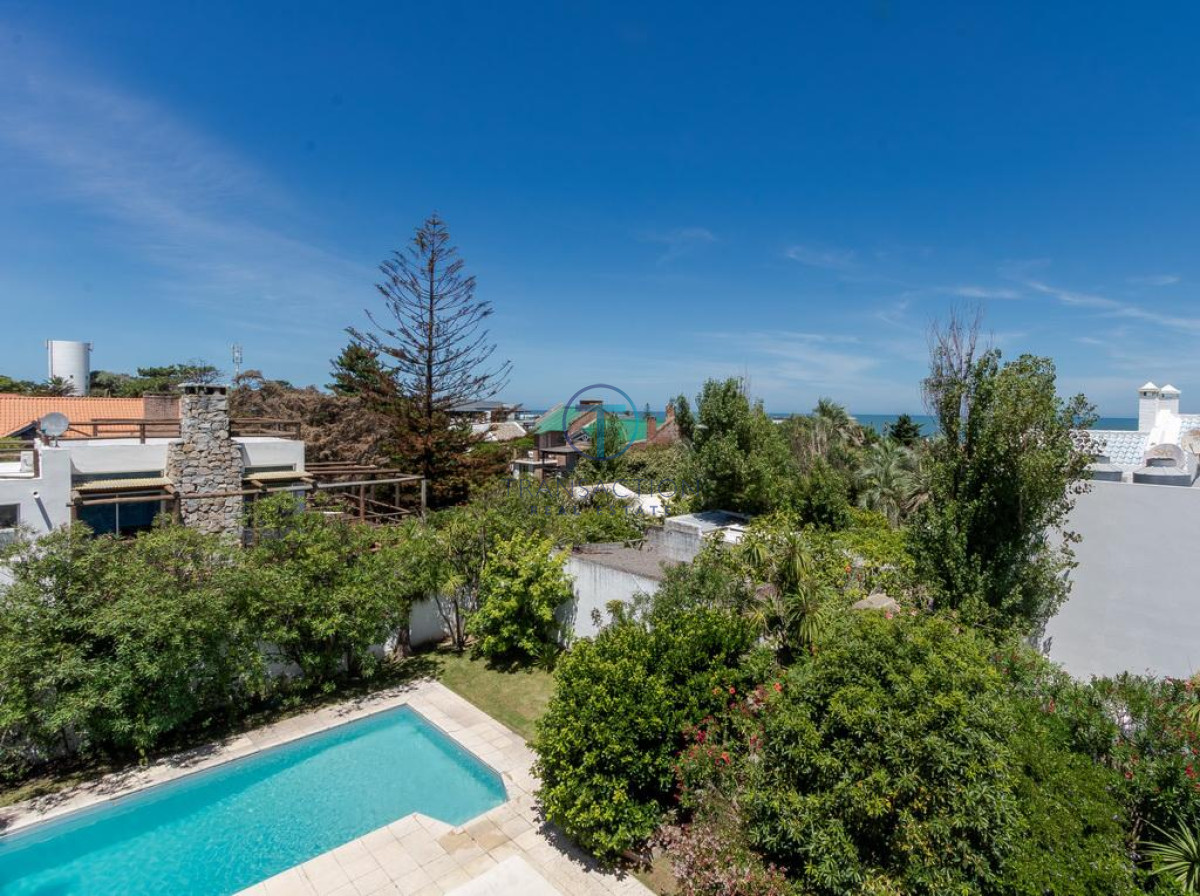 Casa ID.306/VENTA-CASA-con-piscina-y-4-dormitorios-en-Punta-del-este-,Lugano - Venta casa en la Barra, Punta del este