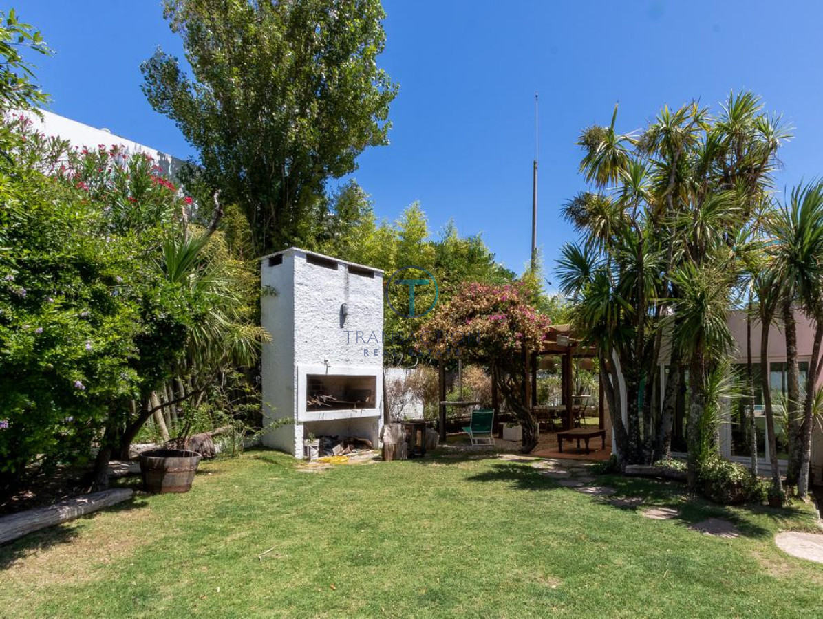 Casa ID.306/VENTA-CASA-con-piscina-y-4-dormitorios-en-Punta-del-este-,Lugano - Venta casa en la Barra, Punta del este