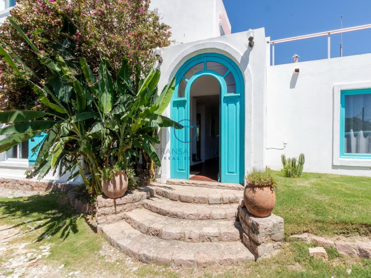 Casa ID.306/VENTA-CASA-con-piscina-y-4-dormitorios-en-Punta-del-este-,Lugano - Venta casa en la Barra, Punta del este