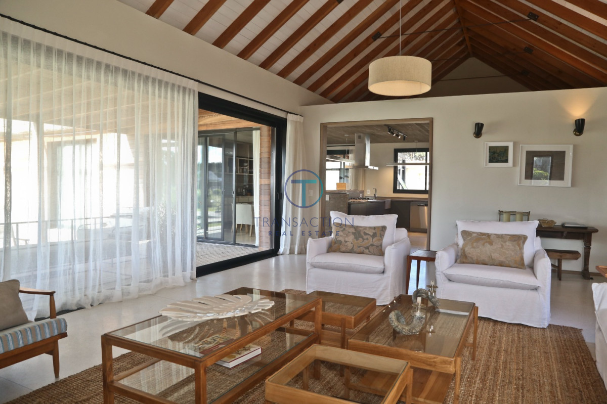 Casa ID.843/Gran-casa-a-la-venta-,Punta-del-Este,-parada-de-la-playa-mansa - Casa en Pinar del Faro
