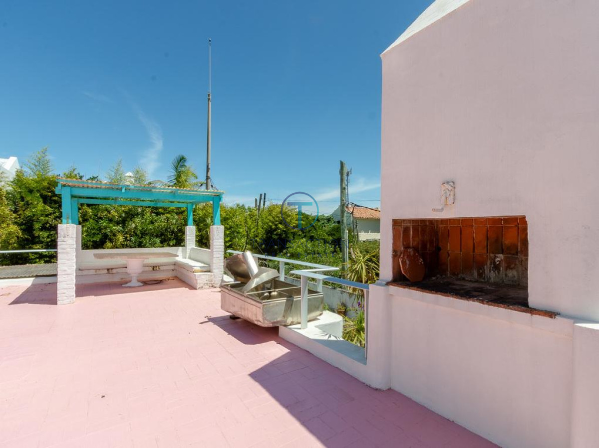 Casa ID.306/VENTA-CASA-con-piscina-y-4-dormitorios-en-Punta-del-este-,Lugano - Venta casa en la Barra, Punta del este