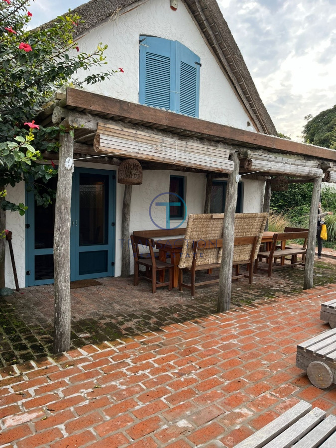 Casa ID.1070/  - Casa en Venta con Piscina - Ubicada en La Barra, Punta del Este