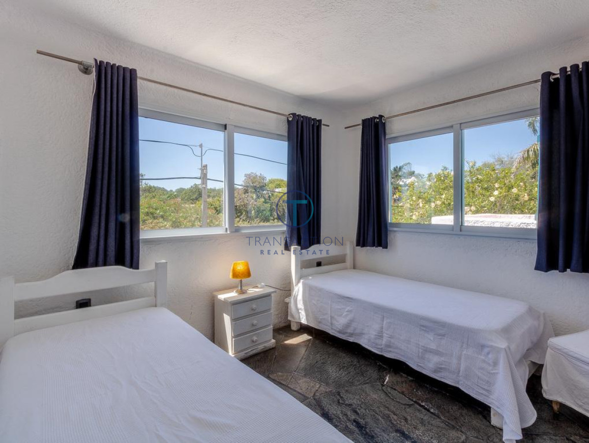 Casa ID.306/VENTA-CASA-con-piscina-y-4-dormitorios-en-Punta-del-este-,Lugano - Venta casa en la Barra, Punta del este