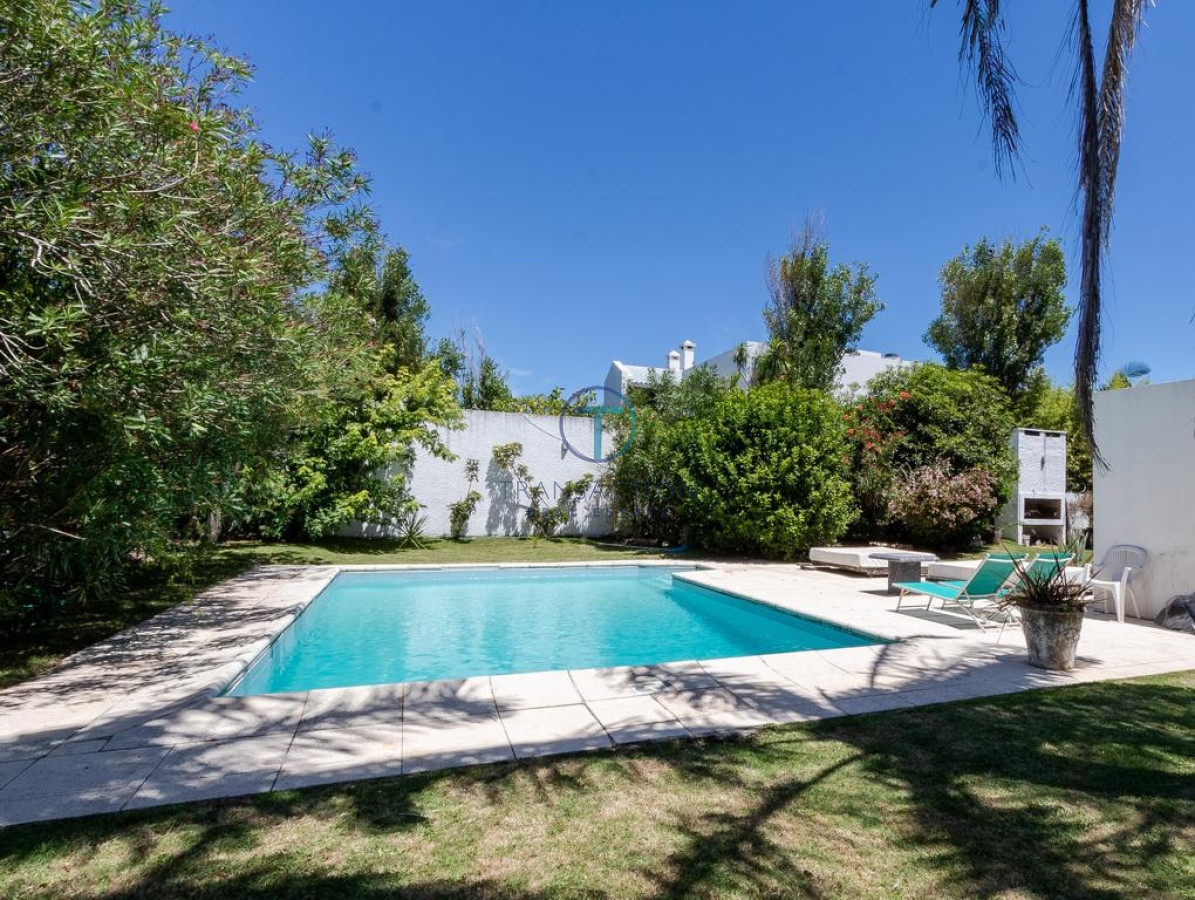 Casa ID.306/VENTA-CASA-con-piscina-y-4-dormitorios-en-Punta-del-este-,Lugano - Venta casa en la Barra, Punta del este
