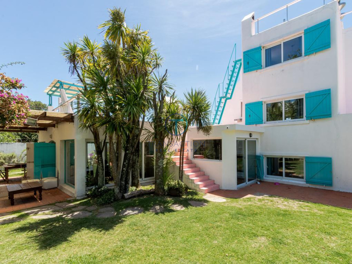 Casa ID.306/VENTA-CASA-con-piscina-y-4-dormitorios-en-Punta-del-este-,Lugano - Venta casa en la Barra, Punta del este