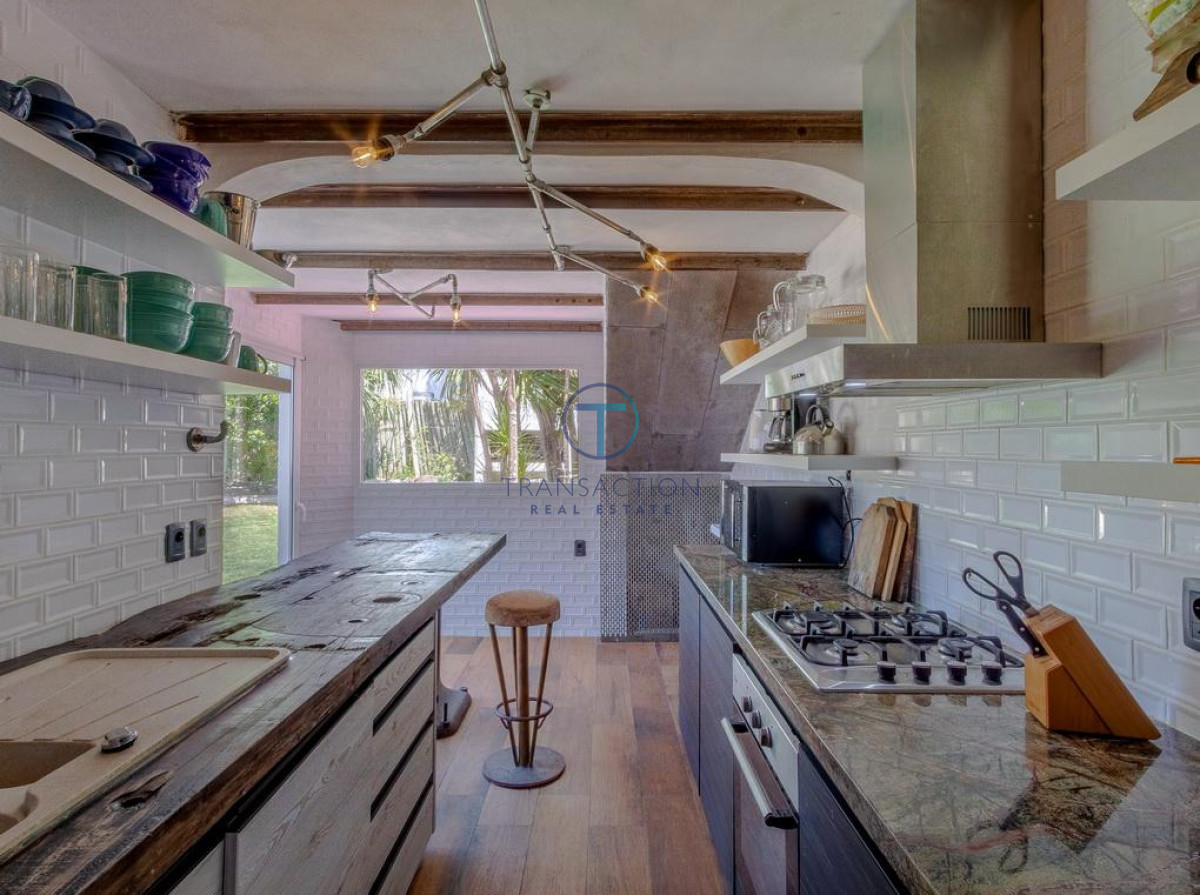 Casa ID.306/VENTA-CASA-con-piscina-y-4-dormitorios-en-Punta-del-este-,Lugano - Venta casa en la Barra, Punta del este