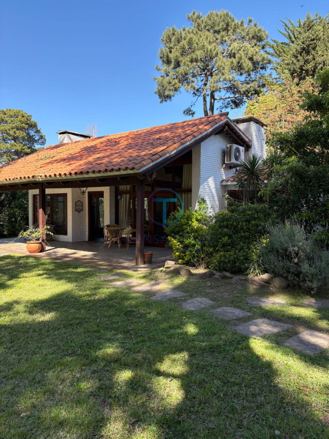 Casa ID.1556 - Vendo Casa en zona colegios