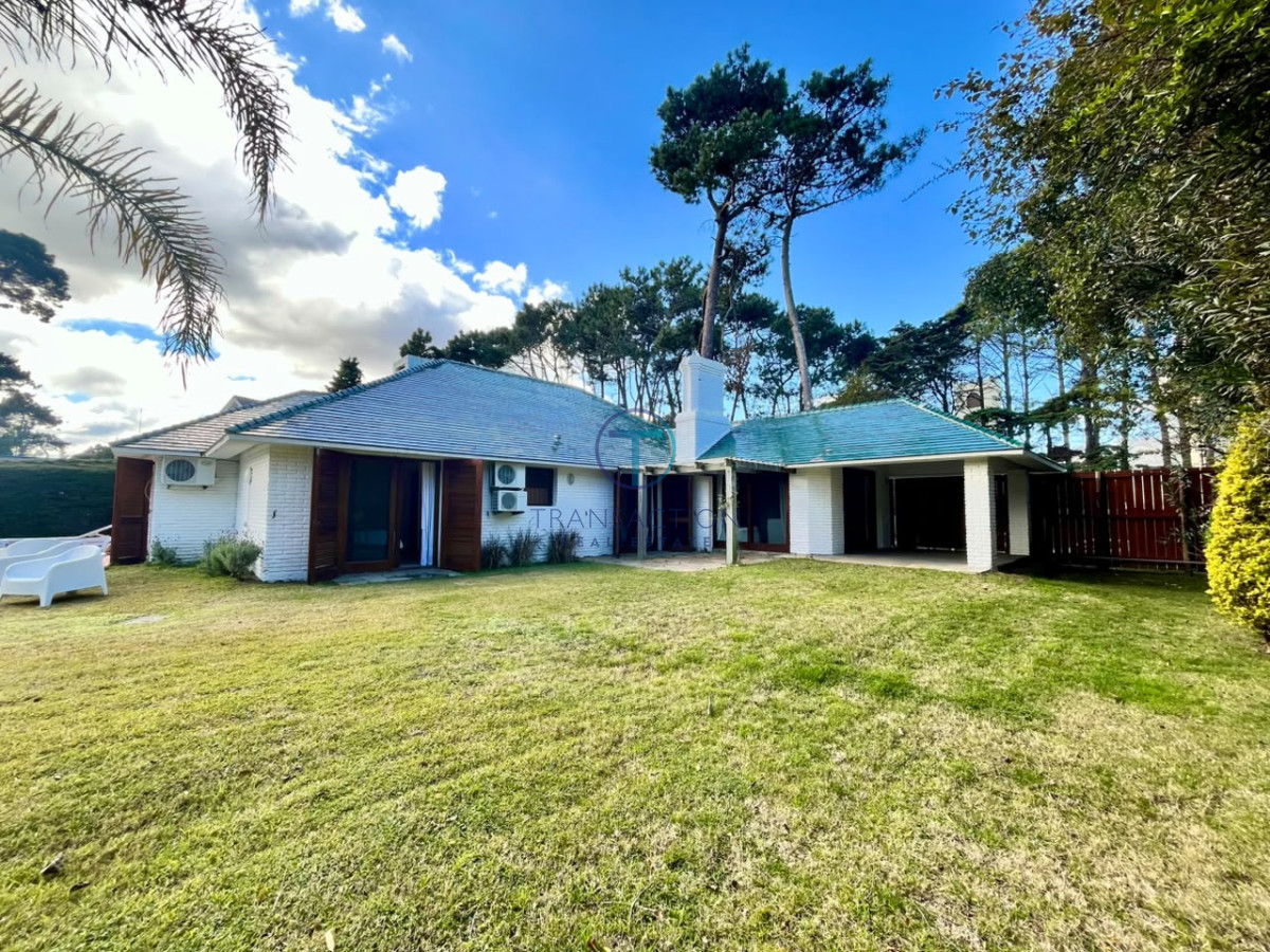 Casa ID.1352/-Casa-de-4-Dormitorios-y-Piscina-a-una-Cuadra-del-Mar- - Casa en alquiler temporario - 3 dormitorios y piscina - zona Punta Shopping