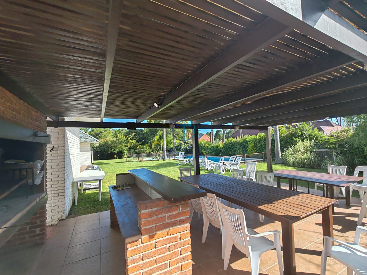 Casa ID.1389/Chacra-de-3-Hectáreas-a-La-Venta-en-La-Barra,-Punta-del-Este- - Gran casa a la venta ,Punta del Este, parada de la playa mansa