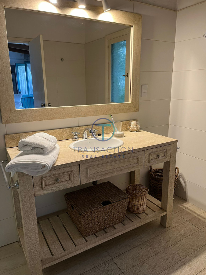 Casa ID.1070/Espectacula-Casa-en-Montoya - Casa en Venta con Piscina - Ubicada en La Barra, Punta del Este