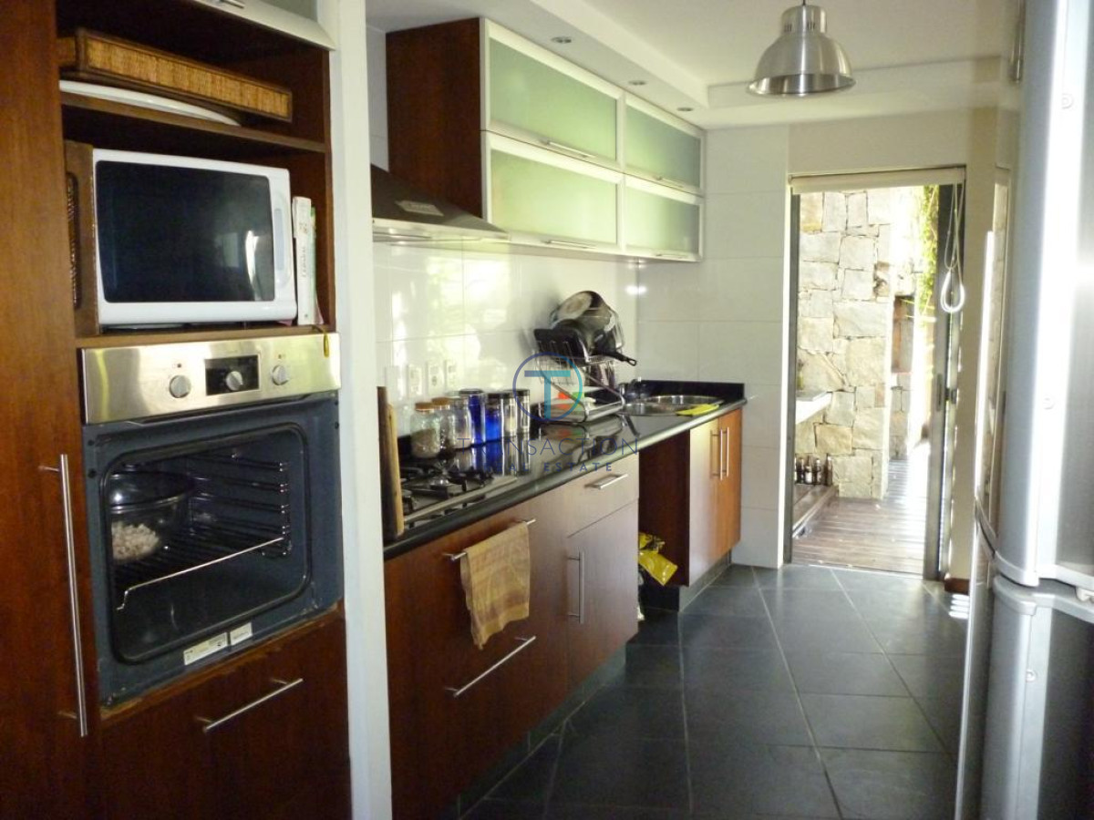 Casa ID.1079/-VENTA-CASA--Barrio-privado-La-Residence,-Punta-del-Este!- - Venta - Casa de 3 dormitorios, moderna, Marly- Punta del este