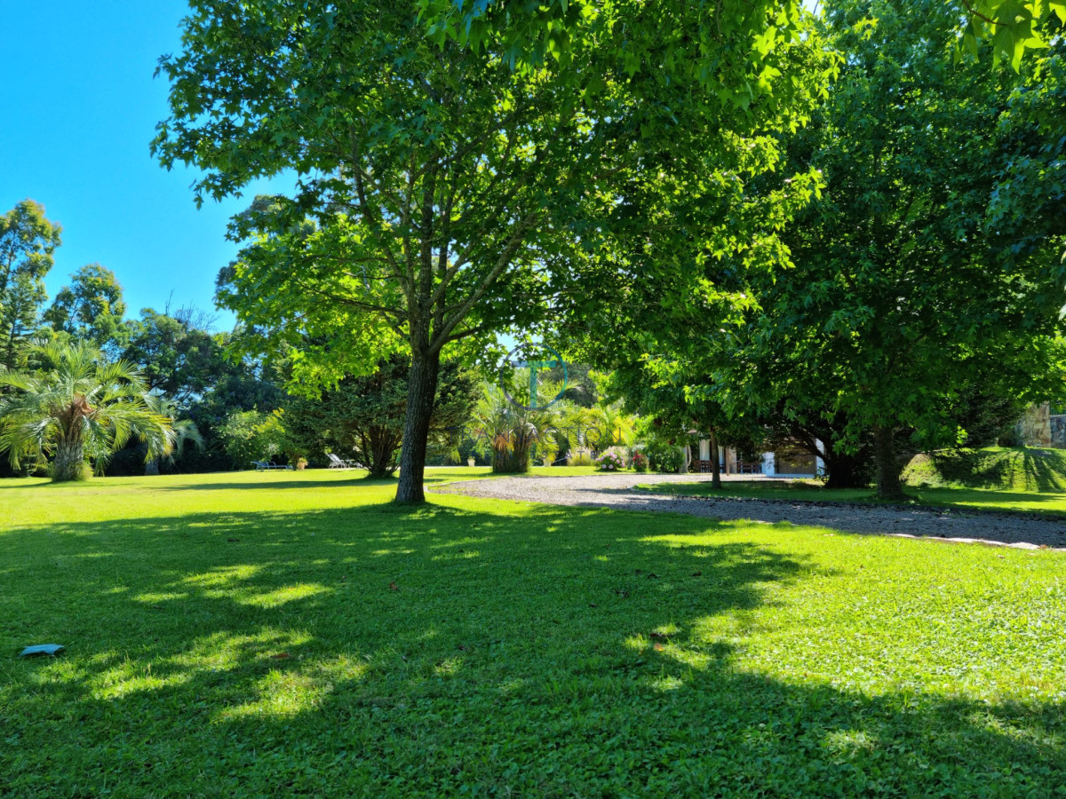 Casa ID.1463/Venta-de-casa-de-4-dormitorios-más-dependencia-y-hermosa-piscina-con-gran-parque-en-Playa-Mansa,-Punta-del-Este - Casa en Punta Ballena, Solanas