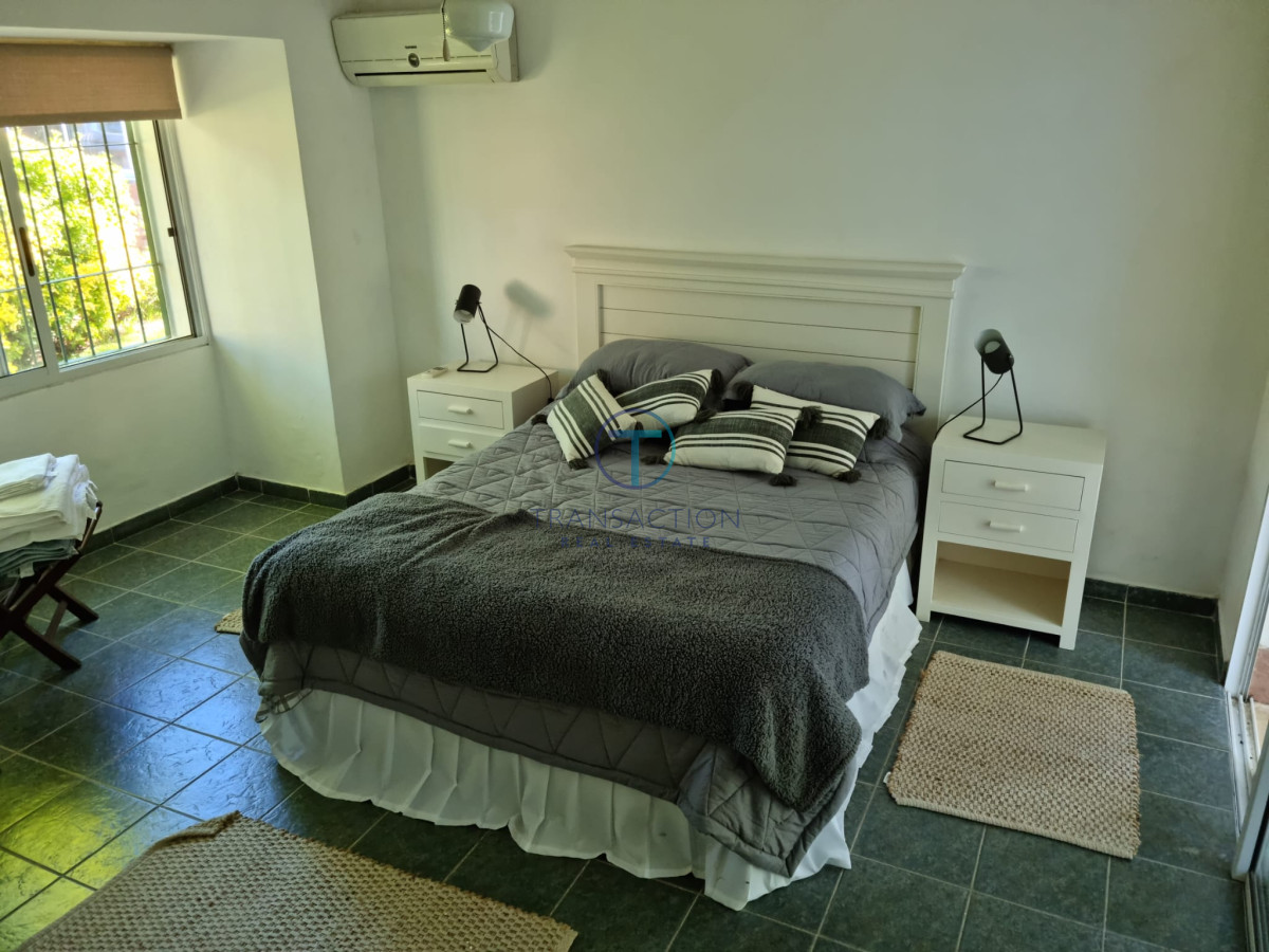 Casa ID.1463/Venta-de-casa-de-4-dormitorios-más-dependencia-y-hermosa-piscina-con-gran-parque-en-Playa-Mansa,-Punta-del-Este - Casa en Punta Ballena, Solanas