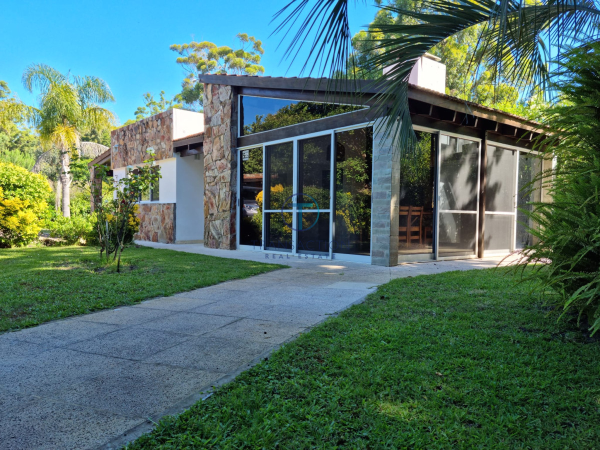 Casa ID.1463/Venta-de-casa-de-4-dormitorios-más-dependencia-y-hermosa-piscina-con-gran-parque-en-Playa-Mansa,-Punta-del-Este - Casa en Punta Ballena, Solanas