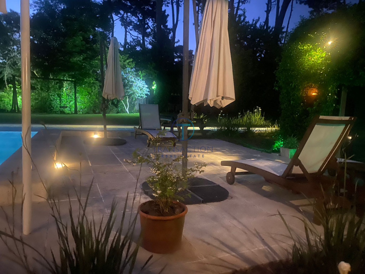 Casa ID.57/Casa-de-dos-Plantas-a-la-Venta-en-Rincón-del-Indio,-Punta-del-Este - VENTA CASA con piscina y 4 dormitorios en Punta del este ,Lugano