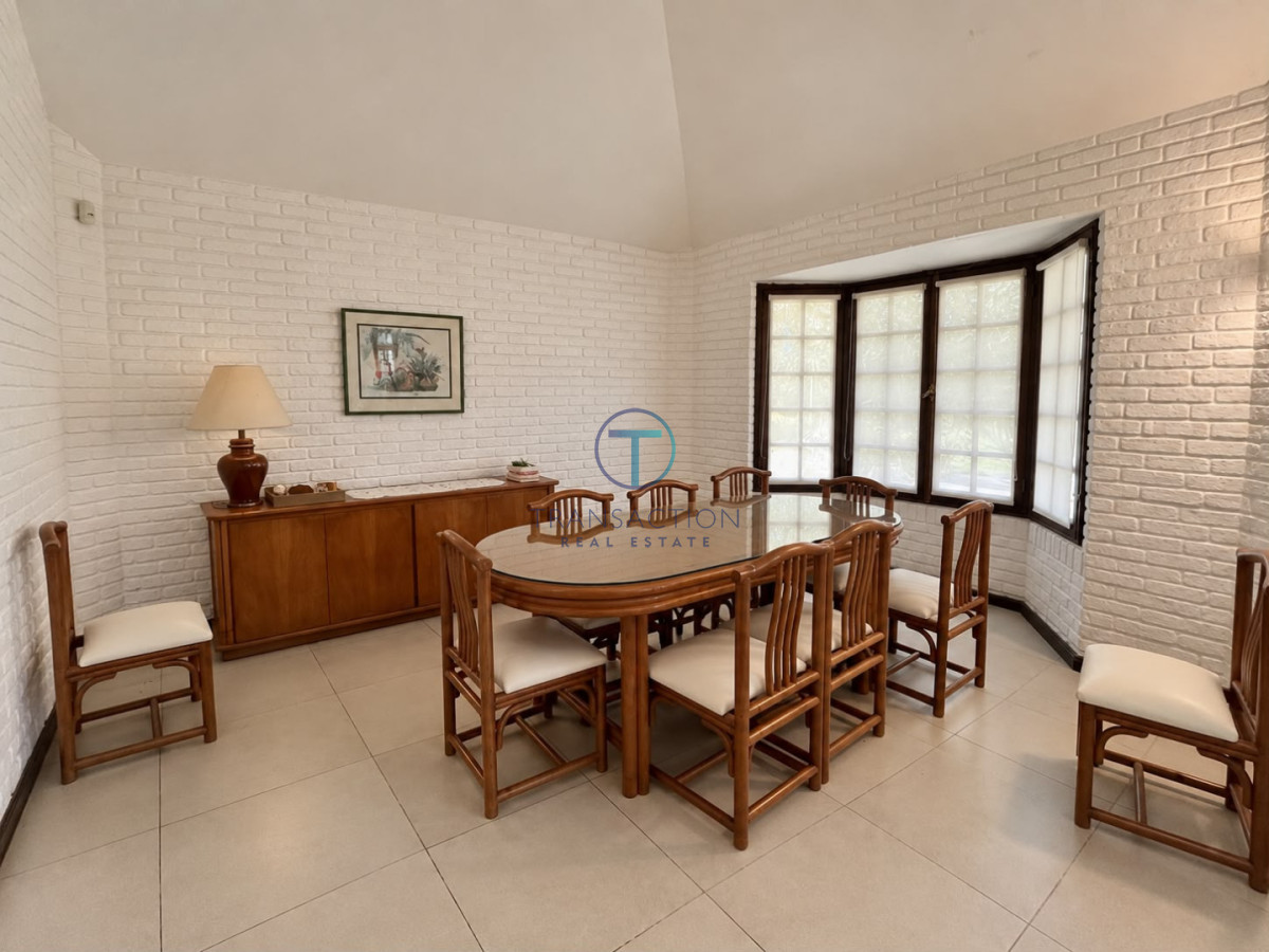 Casa ID.1352/-Casa-de-4-Dormitorios-y-Piscina-a-una-Cuadra-del-Mar- - Casa en alquiler temporario - 3 dormitorios y piscina - zona Punta Shopping