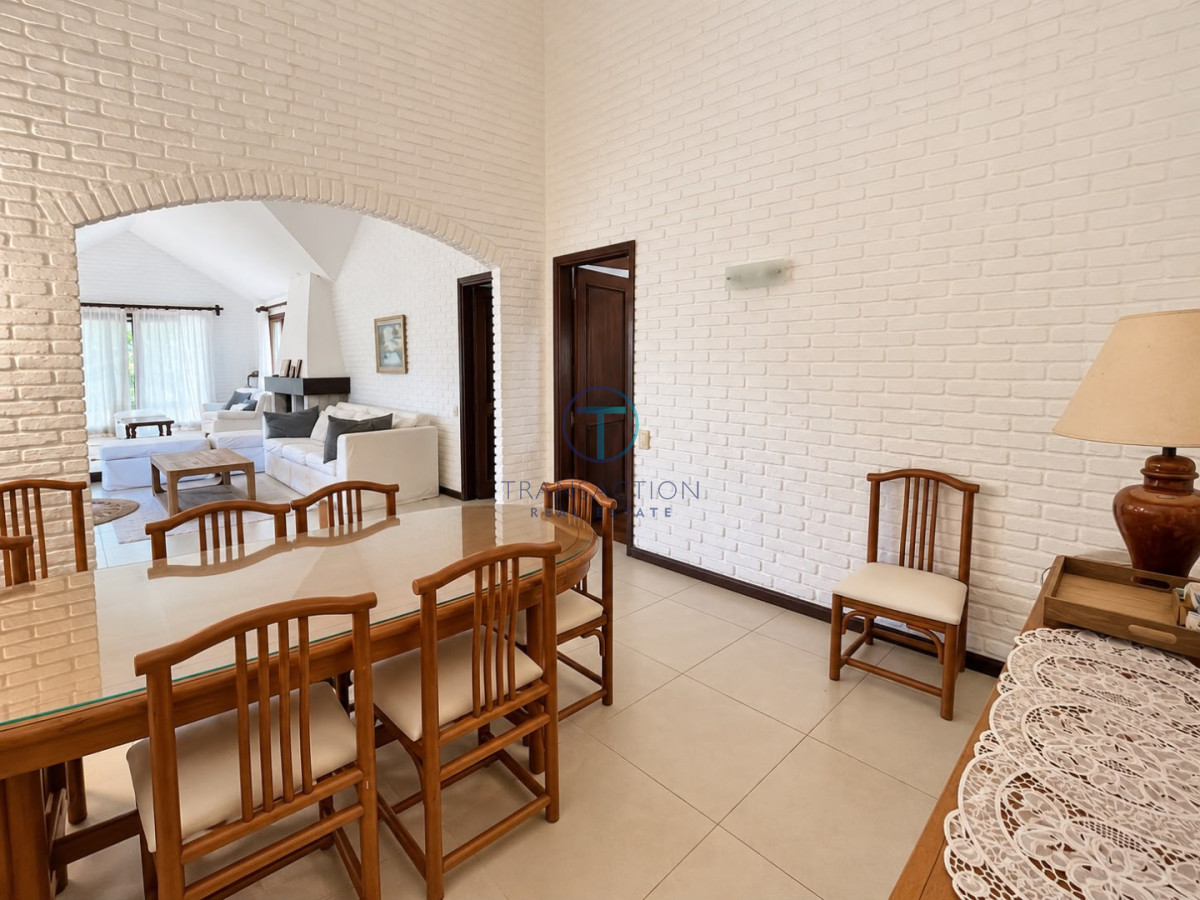 Casa ID.1352/-Casa-de-4-Dormitorios-y-Piscina-a-una-Cuadra-del-Mar- - Casa en alquiler temporario - 3 dormitorios y piscina - zona Punta Shopping