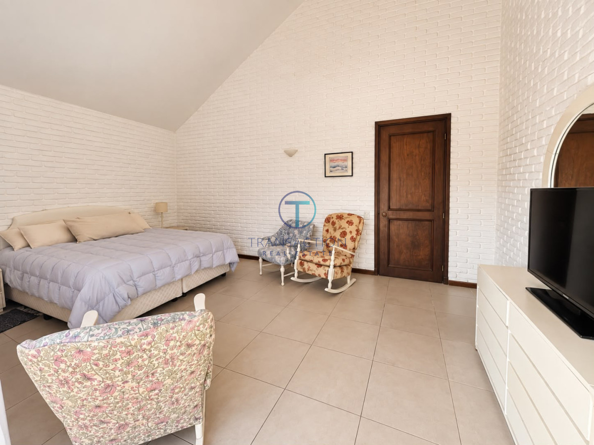 Casa ID.1352/-Casa-de-4-Dormitorios-y-Piscina-a-una-Cuadra-del-Mar- - Casa en alquiler temporario - 3 dormitorios y piscina - zona Punta Shopping