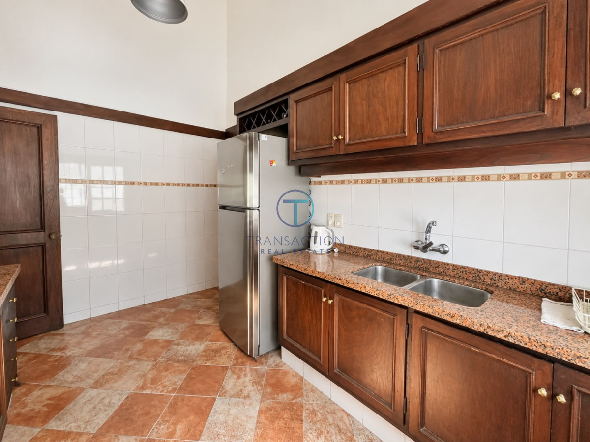 Casa ID.1352/-Casa-de-4-Dormitorios-y-Piscina-a-una-Cuadra-del-Mar- - Casa en alquiler temporario - 3 dormitorios y piscina - zona Punta Shopping
