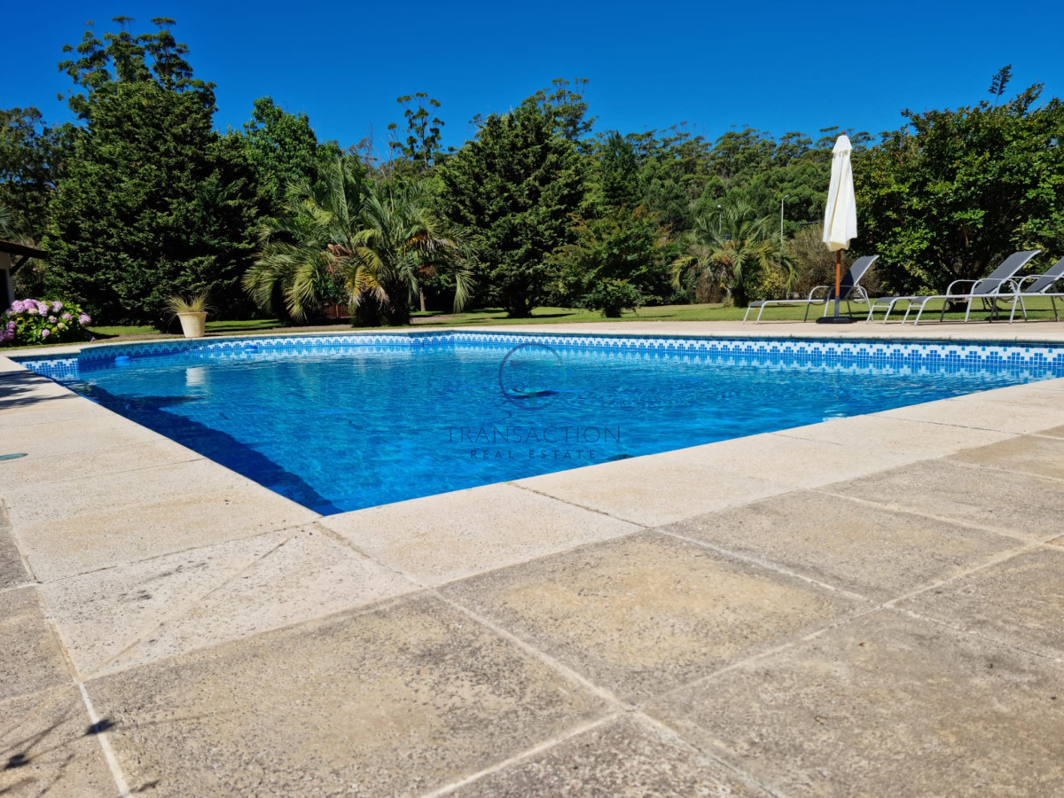 Casa ID.1463/Venta-de-casa-de-4-dormitorios-más-dependencia-y-hermosa-piscina-con-gran-parque-en-Playa-Mansa,-Punta-del-Este - Casa en Punta Ballena, Solanas