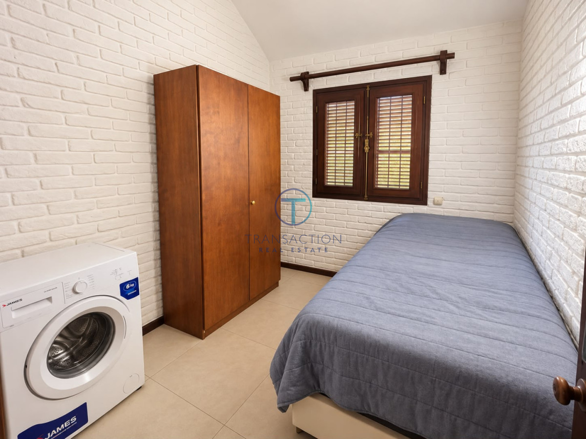 Casa ID.1352/-Casa-de-4-Dormitorios-y-Piscina-a-una-Cuadra-del-Mar- - Casa en alquiler temporario - 3 dormitorios y piscina - zona Punta Shopping