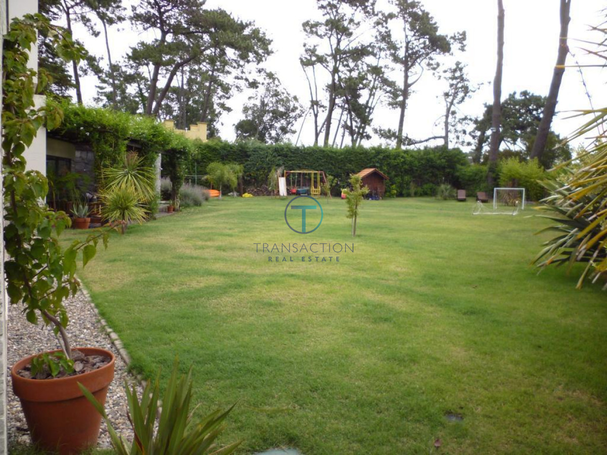 Casa ID.1079/-VENTA-CASA--Barrio-privado-La-Residence,-Punta-del-Este!- - Venta - Casa de 3 dormitorios, moderna, Marly- Punta del este