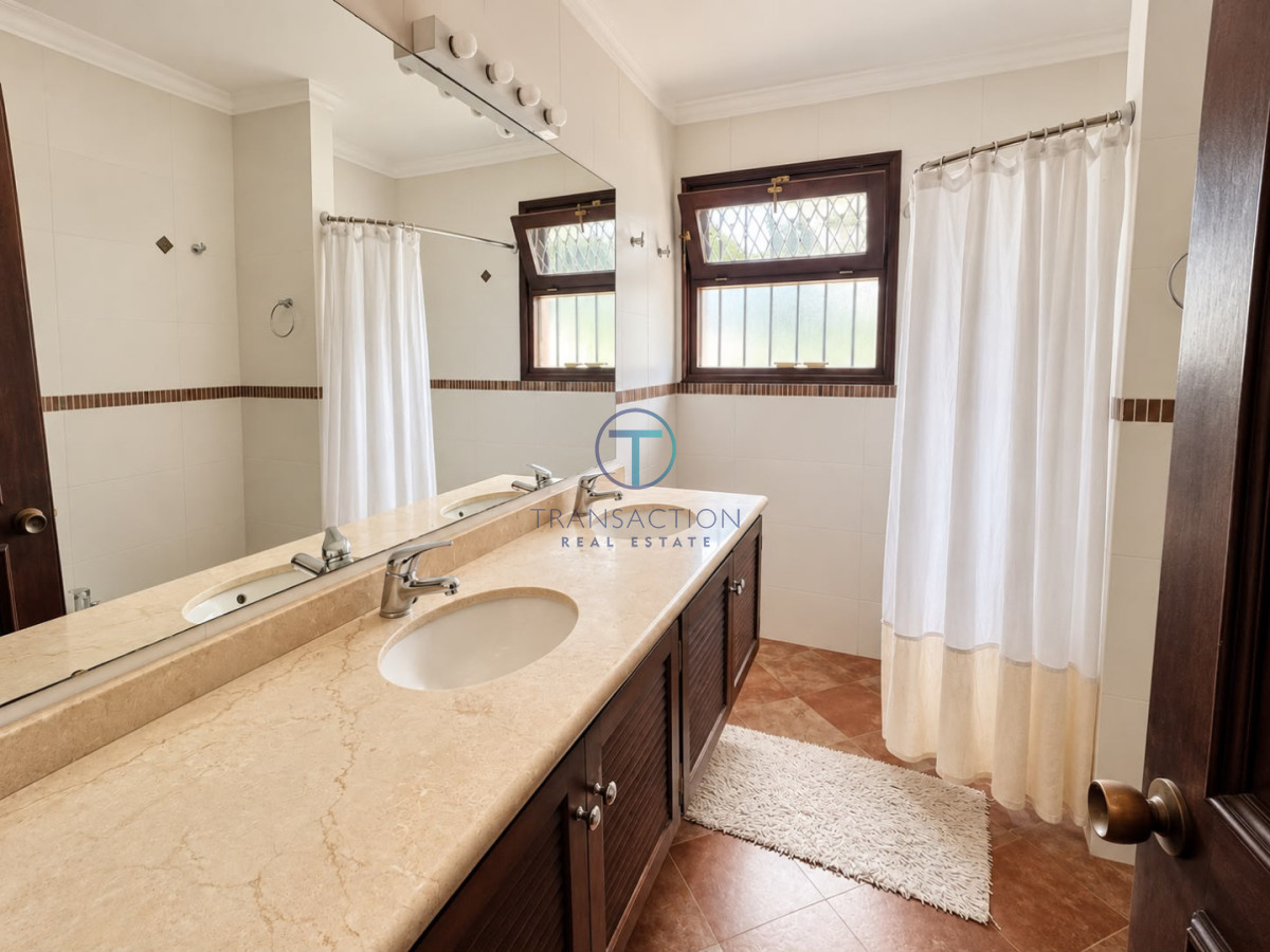 Casa ID.1352/-Casa-de-4-Dormitorios-y-Piscina-a-una-Cuadra-del-Mar- - Casa en alquiler temporario - 3 dormitorios y piscina - zona Punta Shopping